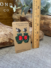 Load image into Gallery viewer, Vase with flower detail drops