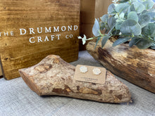 Load image into Gallery viewer, Cream and silver shell studs